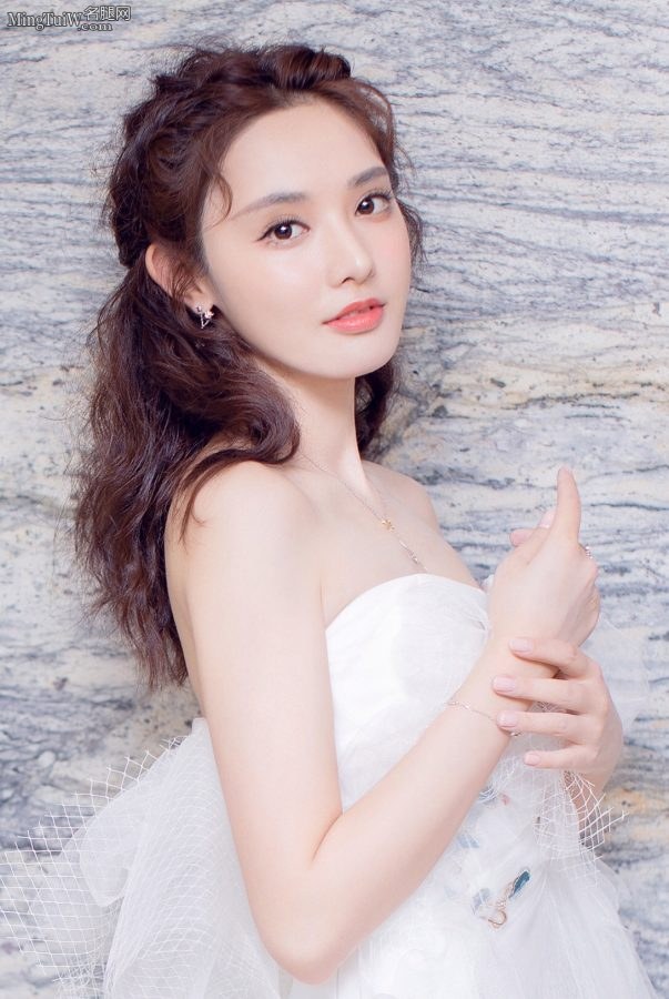 高颜值美女彭小苒白纱裙里修长的美腿 演出现场仙气十足(7/8)