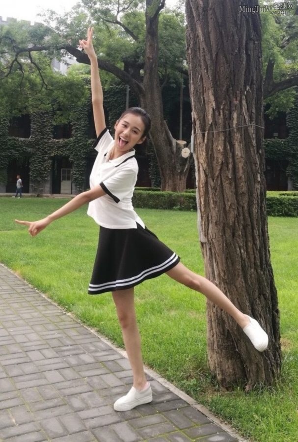 清纯的高三小姐姐郑合惠子校园学生服秀细腿（第3张/共4张）