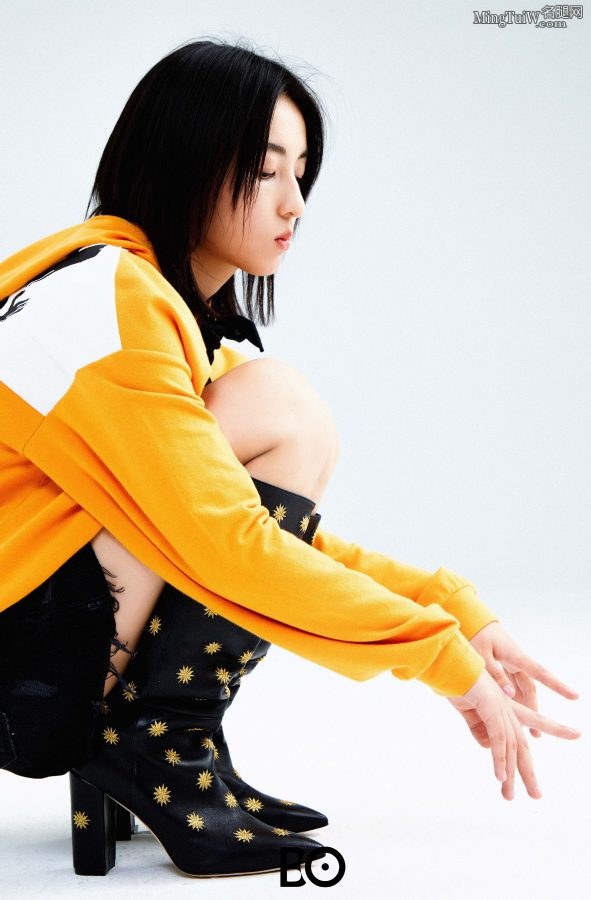 小美女张子枫脚穿细高跟鞋和长靴拍写真(8/11)