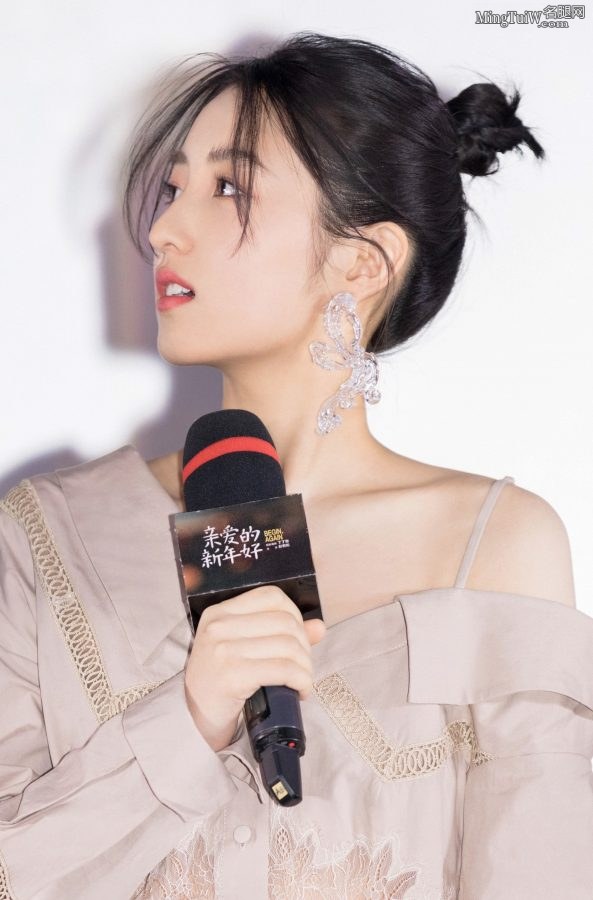 可爱的妹子张子枫现在出场必穿凉高跟(2/5)