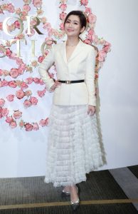 任家萱代言dior花蜜玫瑰微导精华露 美腿在纱裙里隐现