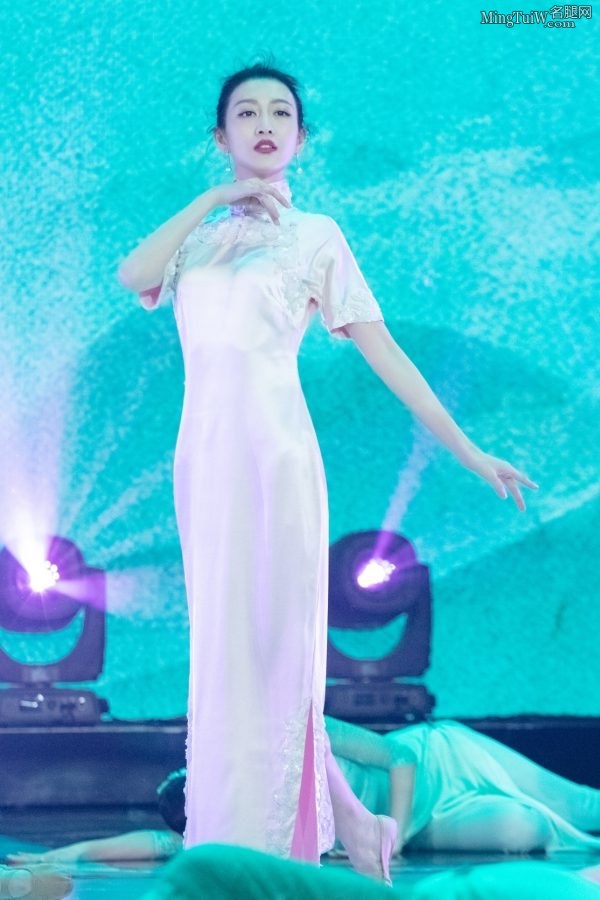 女星王鸥身着一套淡雅的白色旗袍表演《茉莉花》（第7张/共9张）