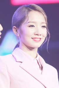 少女闺蜜吴宣仪和孟美岐粉裙白筒袜