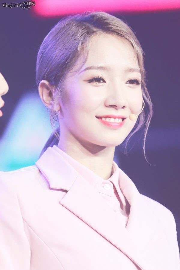 少女闺蜜吴宣仪和孟美岐粉裙白筒袜(10/24)