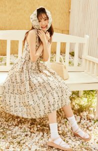 可爱的美女郑合惠子穿花裙脚穿白色棉袜拍写真