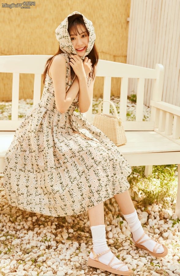 可爱的美女郑合惠子穿花裙脚穿白色棉袜拍写真(2/4)