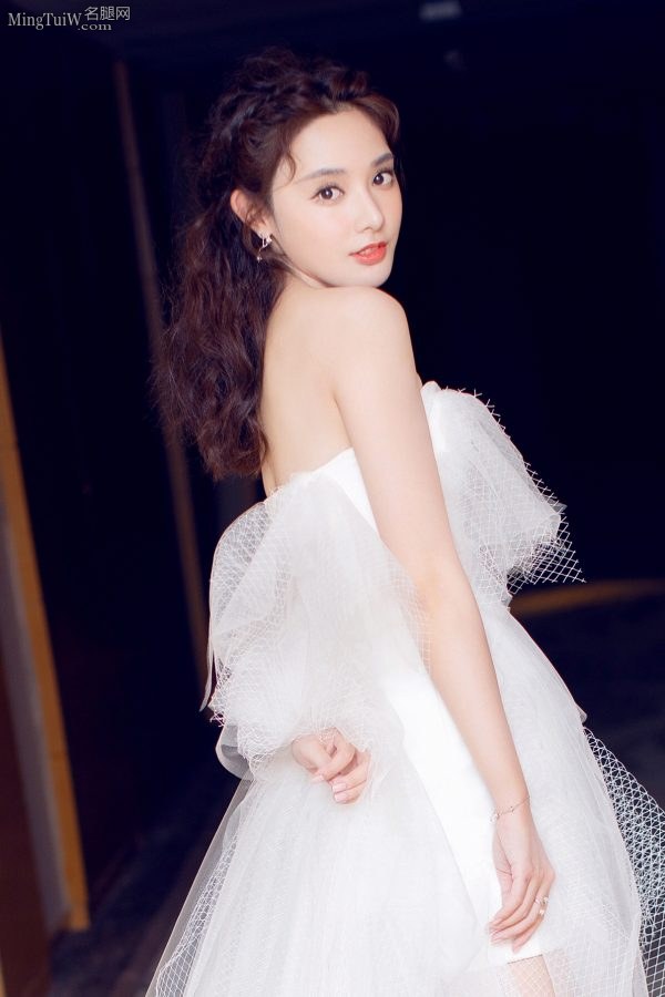 高颜值美女彭小苒白纱裙里修长的美腿 演出现场仙气十足(8/8)