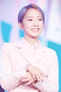 少女闺蜜吴宣仪和孟美岐粉裙白筒袜