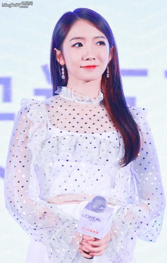 吴宣仪和孟美岐好姐妹脚穿高跟同台(20/22)