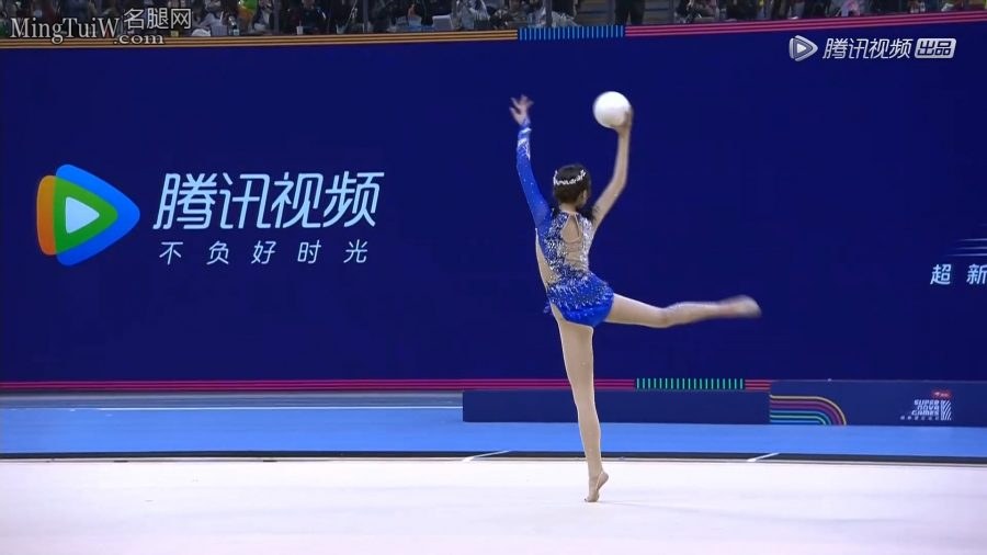 《超新星全运会2》吴宣仪艺术体操表演服露大腿优美[百度网盘](7/9)