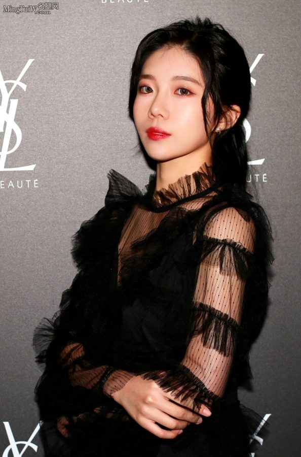 沈梦瑶出席商业活动穿高跟鞋的美腿更显细长(2/3)