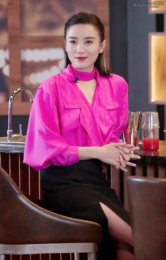 宋佳穿开衩裙露出洁白光滑的玉腿(5/6)