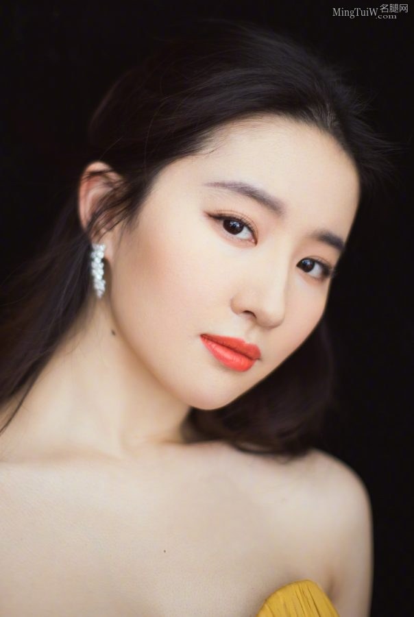 小龙女刘亦菲穿尖头高跟足背细腻(5/5)