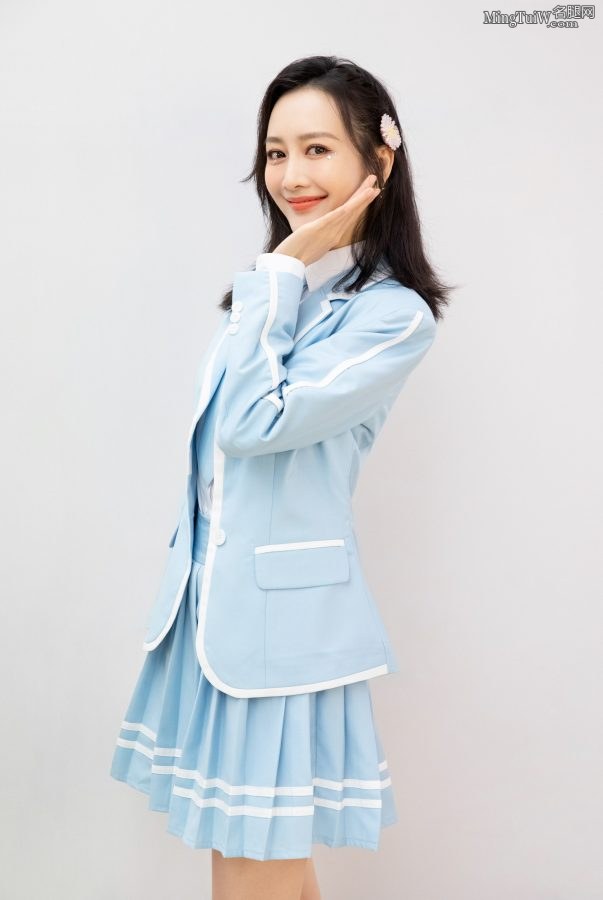 王鸥穿学生制服美腿纤细 气质清纯可爱(4/8)