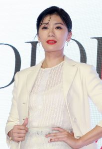 成熟御姐贾静雯白色西装配半透长裙脚踩细高跟代言