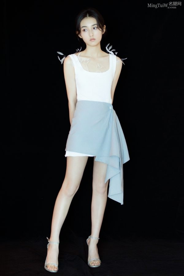 张子枫两套衣服同一双Stuart Weitzman高跟鞋(1/11)