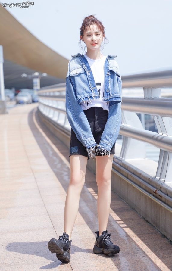 主持出身的女星彭小苒穿四分短裤露长腿 今天的装扮有点酷(2/5)