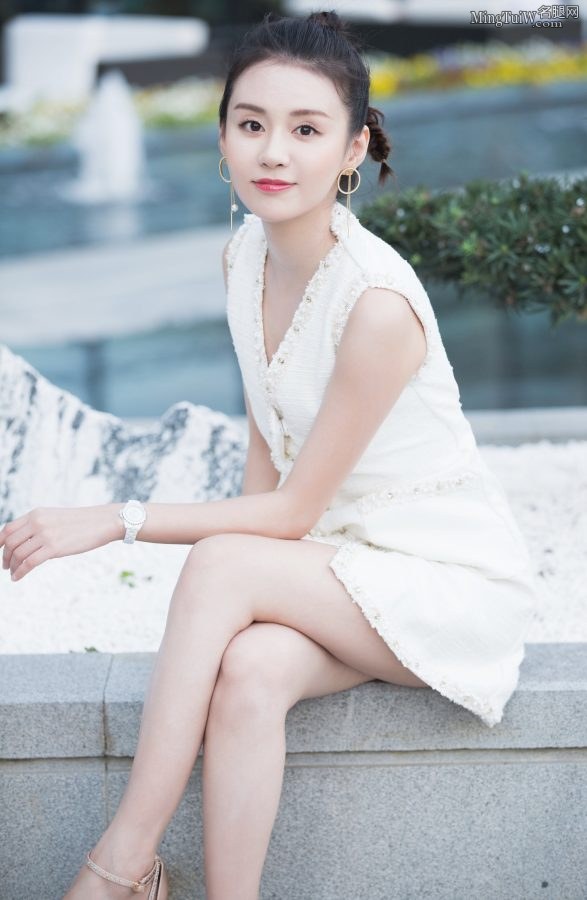94年的美少女郑合惠子美腿白皙(1/6)