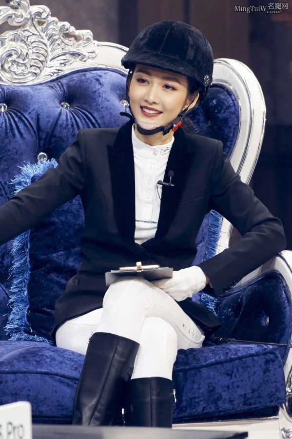 女骑手王鸥穿紧身白裤配皮靴录制《明星大侦探》(3/3)