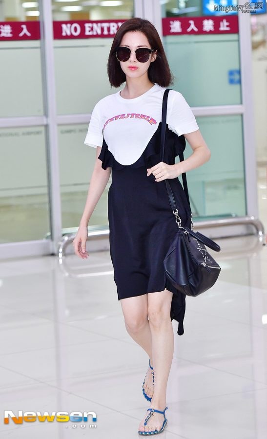 韩国美女歌手徐贤白足穿凉鞋街拍(4/5)