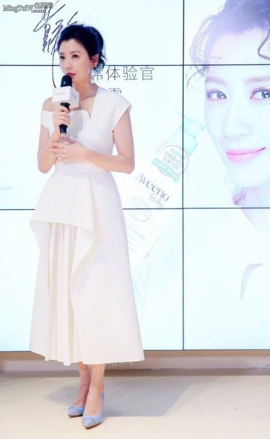 贾静雯脚踩蓝色高跟鞋商业代言 美脸一发入魂(2/3)