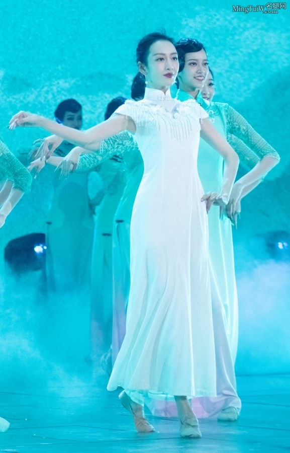 女星王鸥身着一套淡雅的白色旗袍表演《茉莉花》（第9张/共9张）