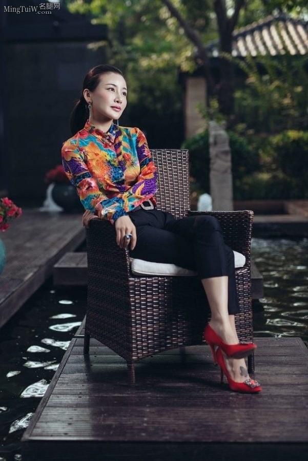 美女老板宋美遐穿细高跟鞋拍写真 脚上蝴蝶纹身迷人(3/4)