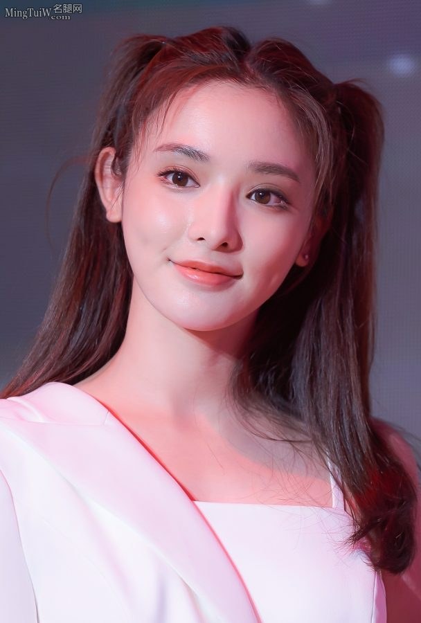 彭小苒继续穿这双鱼嘴防水台高跟 这次是双马尾造型(2/2)
