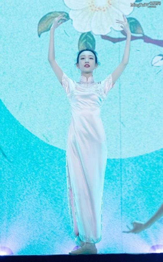 女星王鸥身着一套淡雅的白色旗袍表演《茉莉花》（第3张/共9张）