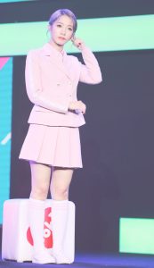 少女闺蜜吴宣仪和孟美岐粉裙白筒袜