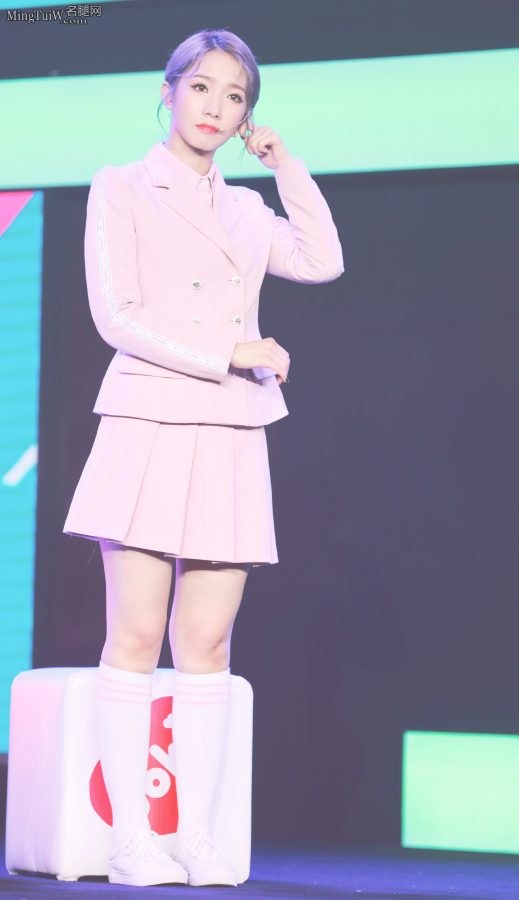 少女闺蜜吴宣仪和孟美岐粉裙白筒袜(7/24)