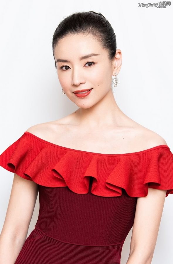 女星董洁小露香肩踩乳白色细高跟登台颁奖 气质自信优雅迷人(6/7)