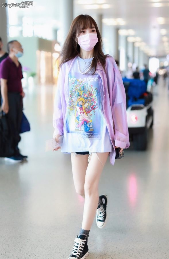 美少女战士李小璐戴口罩现身机场美腿纤细白嫩(2/8)