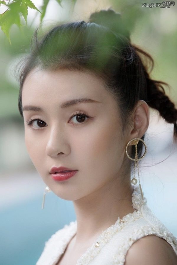94年的美少女郑合惠子美腿白皙(3/6)