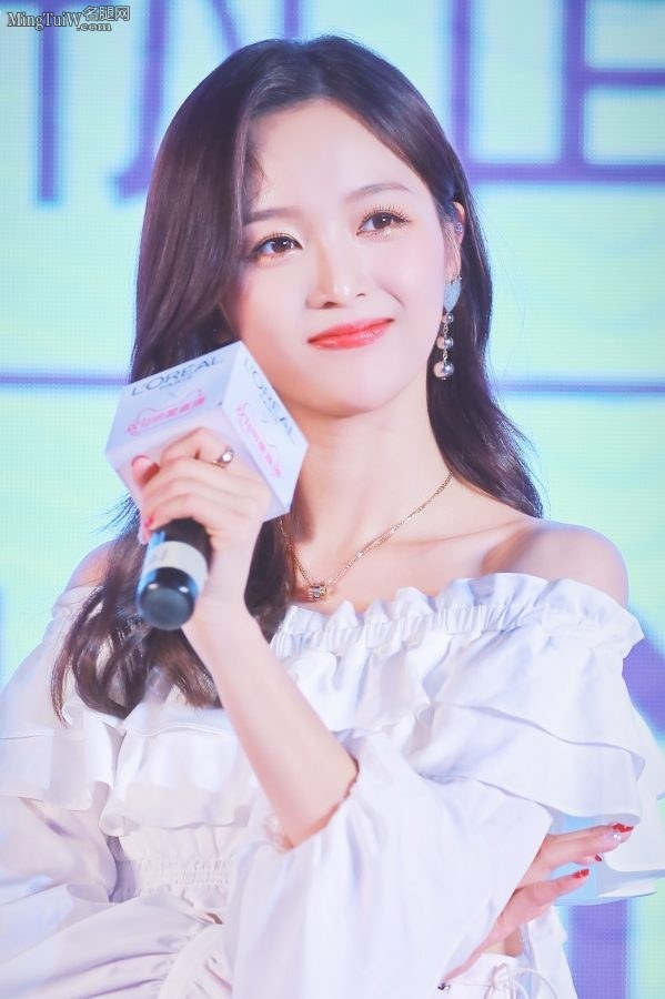 吴宣仪和孟美岐好姐妹脚穿高跟同台(14/22)