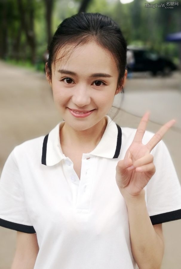 Innocent high school senior sister Zheng Hehuizi shows off her slender legs in her school uniform(4/4)