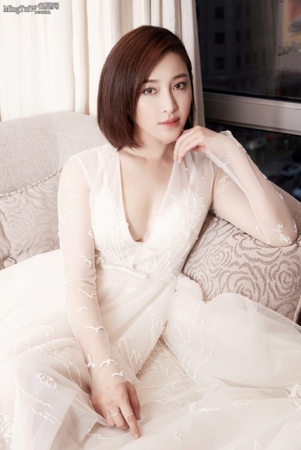 甘婷婷穿深V礼服露深沟出席时尚盛典(4/8)