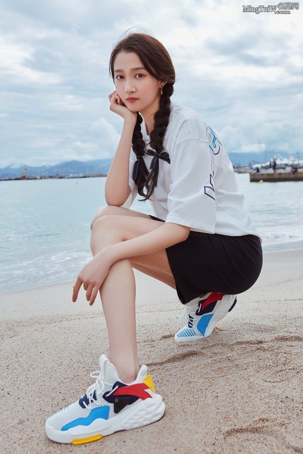 关晓彤在海边展示自己新买的运动鞋(1/3)