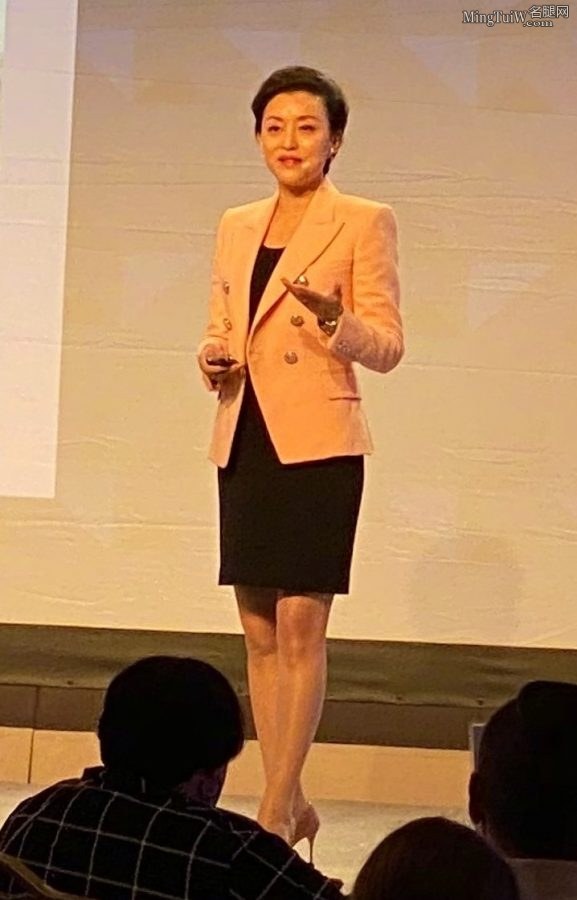成熟知性的女人杨澜在国外展示她迷人的丝腿(2/2)