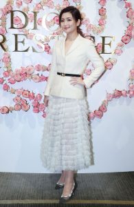 任家萱代言dior花蜜玫瑰微导精华露 美腿在纱裙里隐现