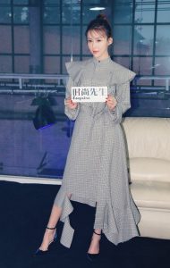 女演员贾青时装秀现场展示高跟腿