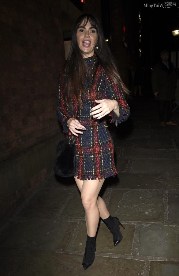 腿上裹了超薄肉丝袜的英国女演员Jennifer Metcalfe街拍照(4/8)