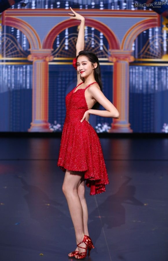 关晓彤在综艺节目里民国风舞女扮相 穿高跟鞋舞姿优美（第1张/共2张）