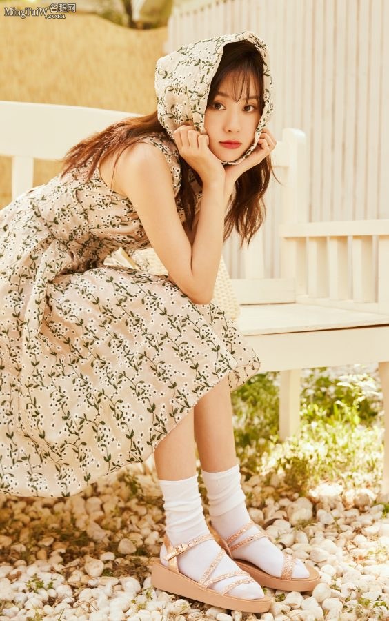 The lovely beauty Zheng Hehuizi wears a floral skirt and white cotton socks for a photo shoot(1/4)