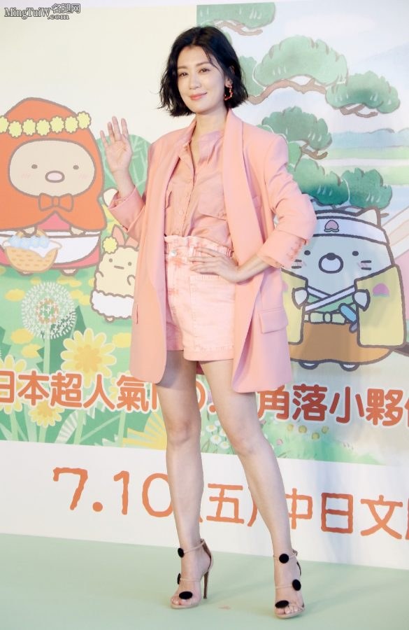 贾静雯穿粉色西装配短裤踩高跟鞋展示修长美腿（第5张/共23张）