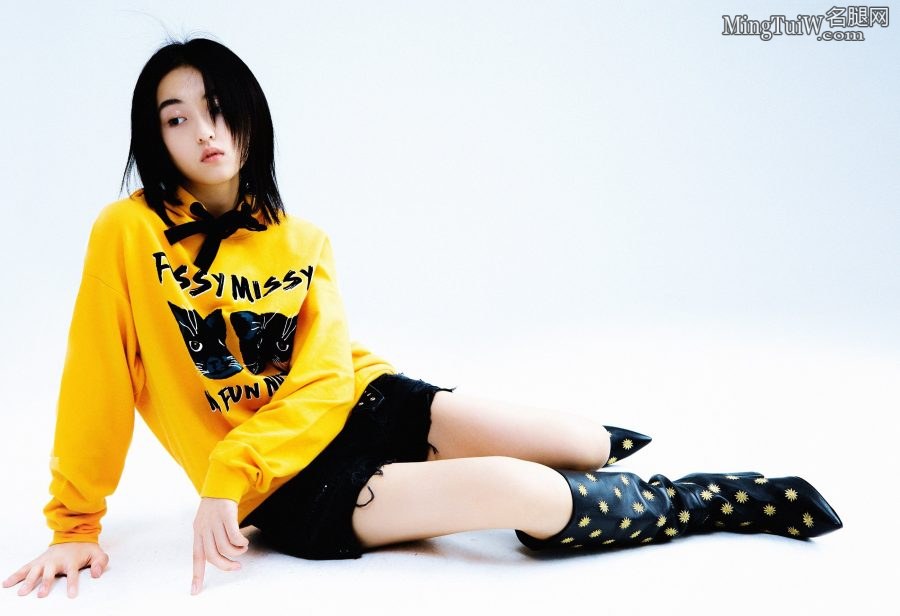 小美女张子枫脚穿细高跟鞋和长靴拍写真(9/11)