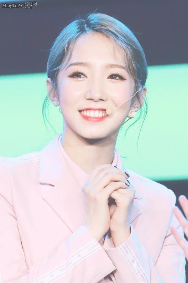 少女闺蜜吴宣仪和孟美岐粉裙白筒袜(9/24)