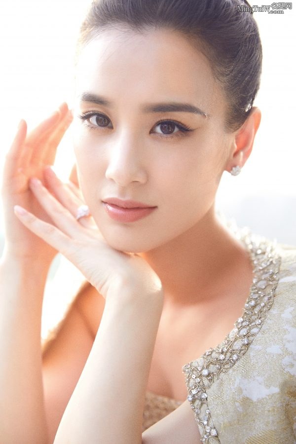 星女郎黄圣依穿华丽纱裙 小腿修长玉足纤香(2/3)