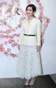 任家萱代言dior花蜜玫瑰微导精华露 美腿在纱裙里隐现