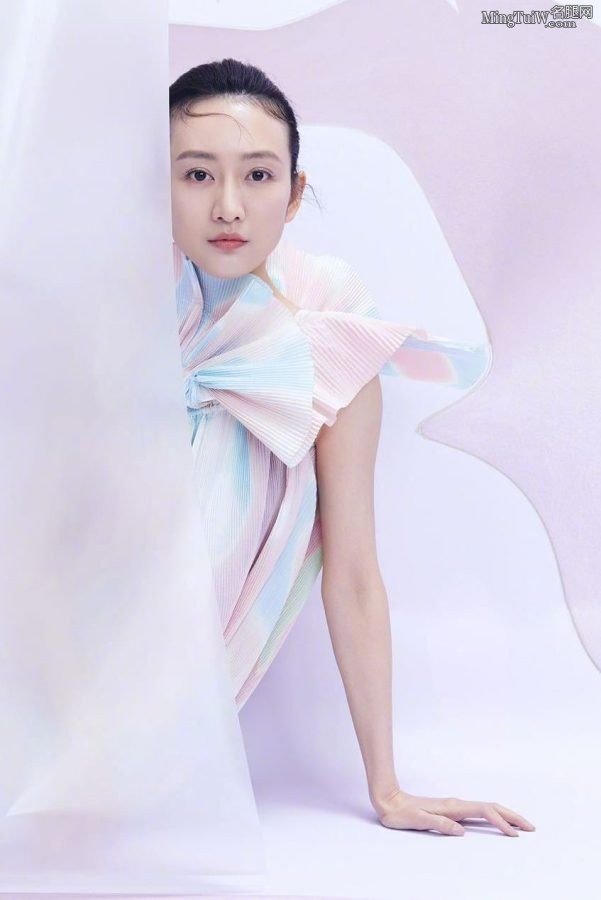 时尚杂志王鸥姐修长完美的玉腿（第2张/共2张）